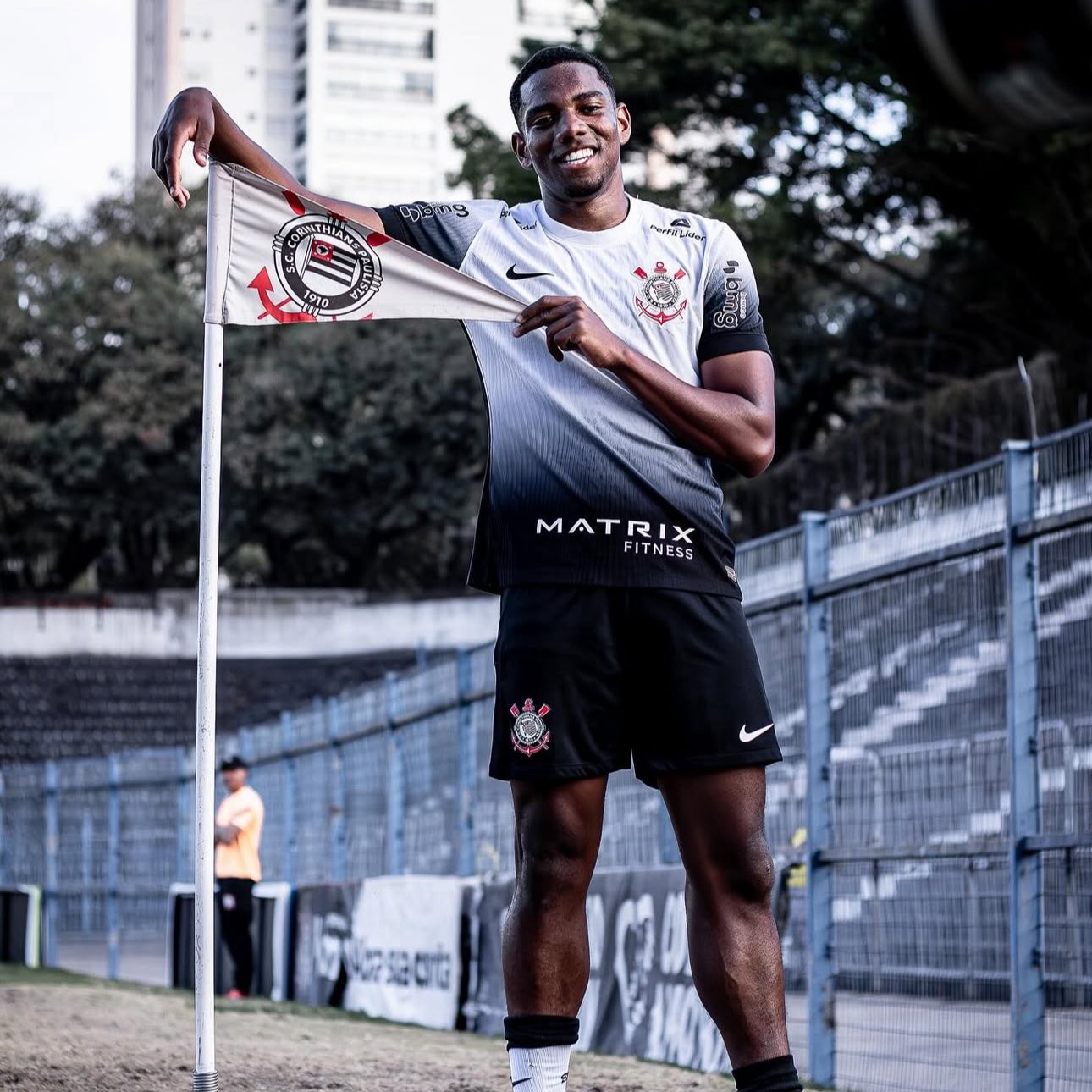 PRONTO PARA A ESTREIA? Volante de 19 anos pode ser relacionado já para próximos desafios do Corinthians