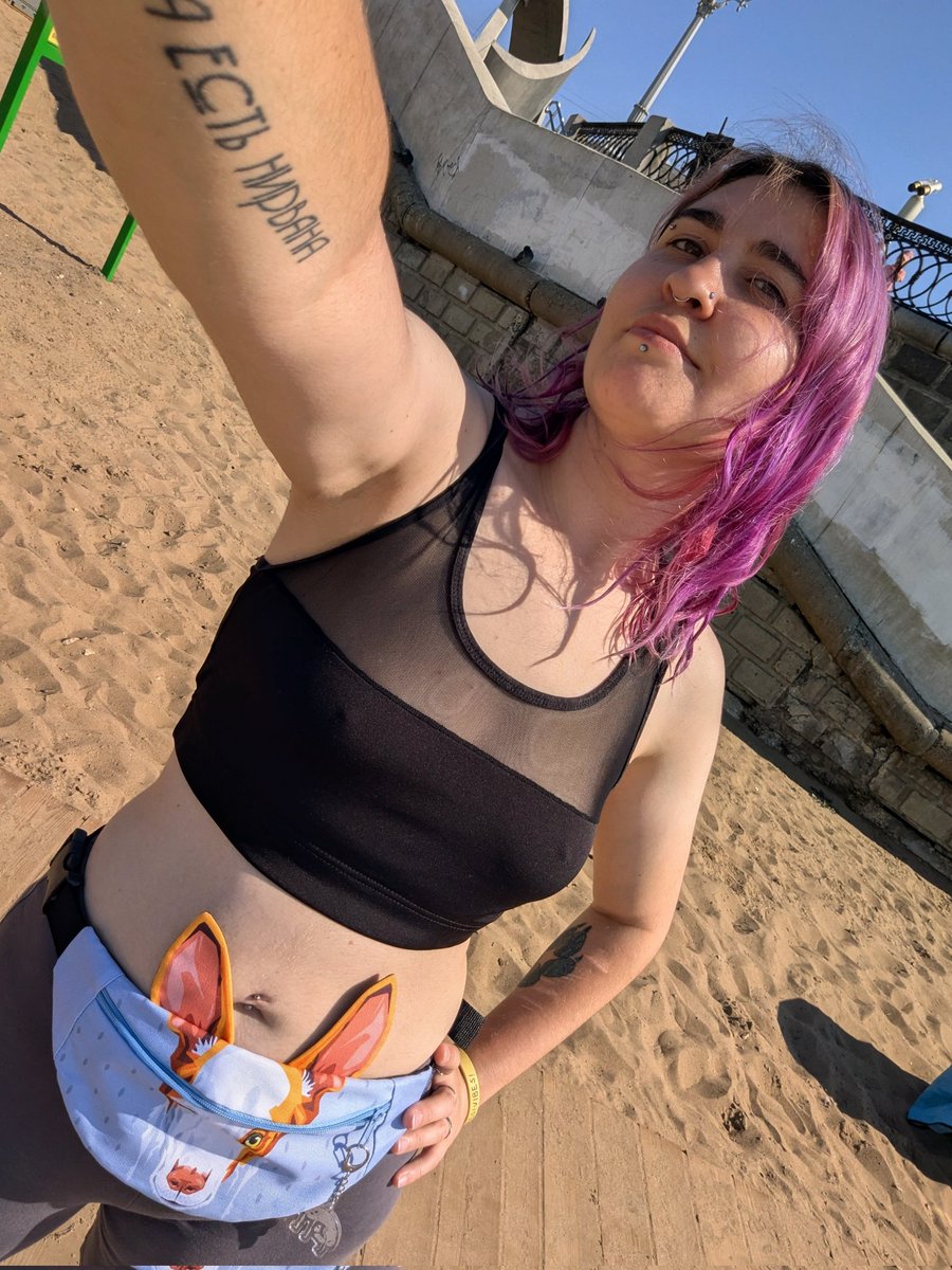 Я искупался впервые за сезон. Типа я живу в 10 минутах от моря, но искупался только в конце лета в Самаре бля.
И пока я делал прыжок веры в Волгу,я уебал ногу об острый камень и у меня ушиб.
Теперь хромаю и шучу,что я специально повредил ногу, чтобы точно не пойти снова в штольни