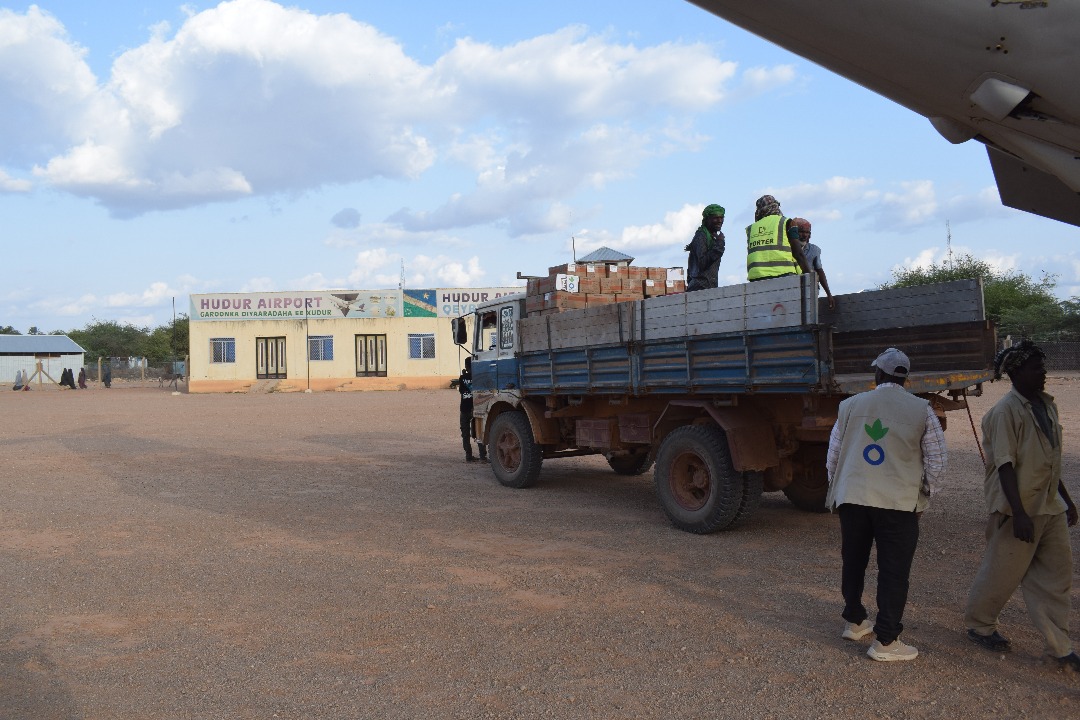 ACFsomaliaCD's tweet image. This week, with @WFPSomalia & @logcluster support, 48MT of supplies ✈️ airlifted to five hardest-to-reach districts in #Somalia, keeping @ACFsomaliaCD facilities operational and our lifesaving work running for remote communities. 💙 #LastMile