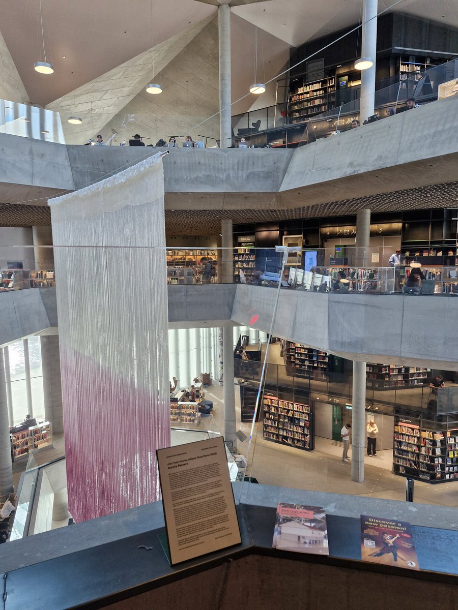 Ayer me sente a trabajar en la biblioteca publica de Oslo, 13.000 metros cuadrados de gente leyendo, estudiando y trabajando. Ojala pudiera venir aca todos los dias
