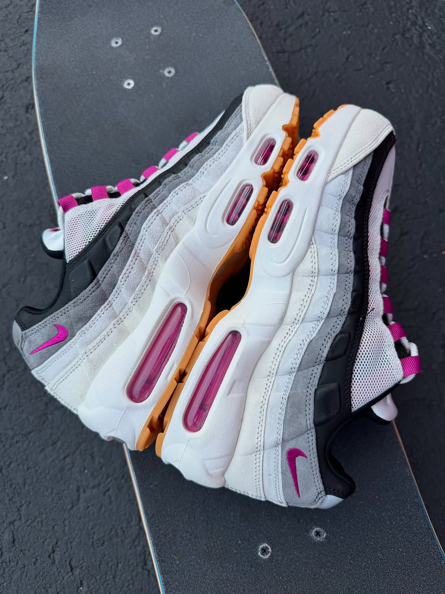 JustFreshKicks tweet media