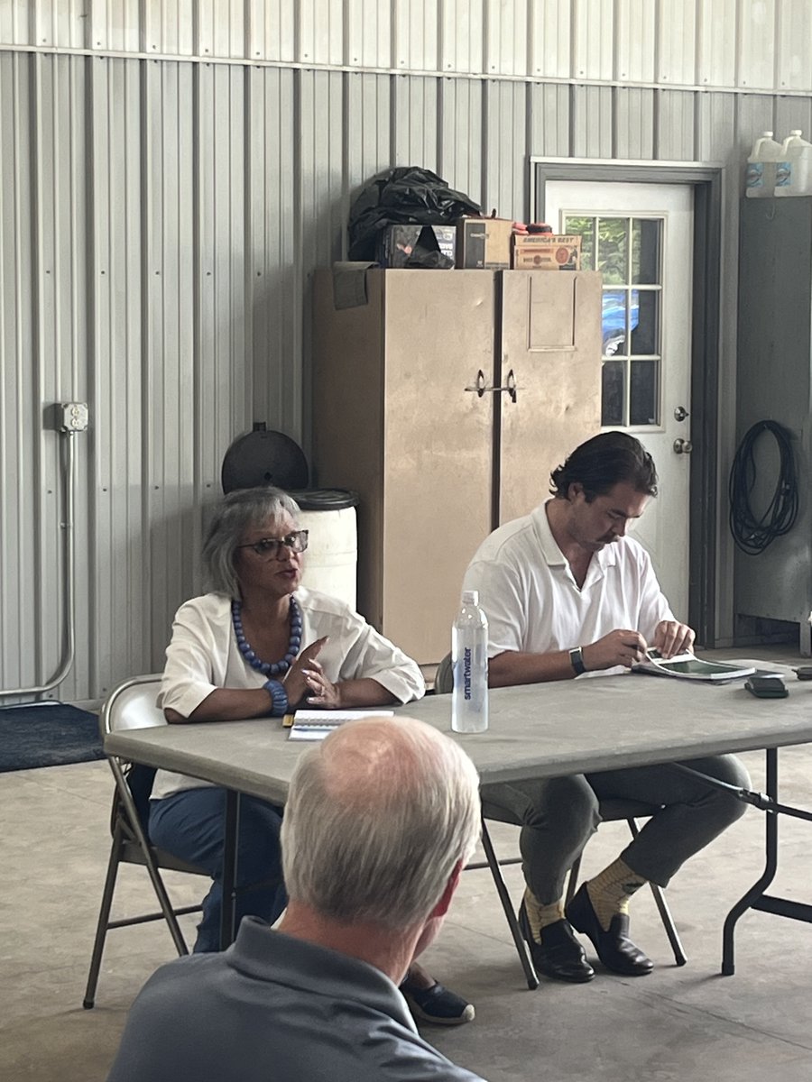 ILStewards's tweet image. 🌾 Big convos at Rep. Robin Kelly’s barn-hall in Kankakee:
👉 SNAP + USDA cuts
👉 Strong Farms, Strong Futures Act
👉 Local Farmers Feeding Communities Act
👉 Rural hospitals &amp;amp; healthcare
Farmers, food leaders &amp;amp; lawmakers came together thriving farms need thriving communities. 💪