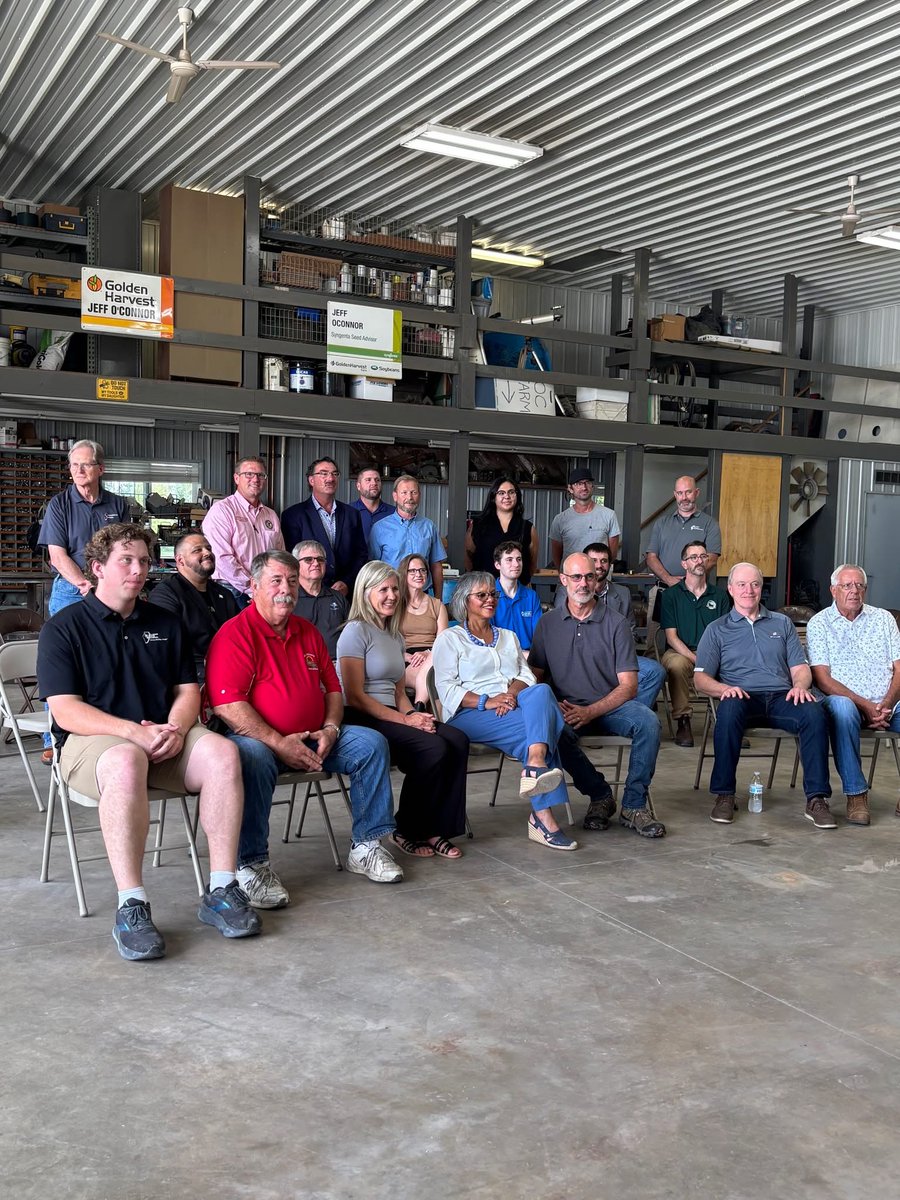 ILStewards's tweet image. 🌾 Big convos at Rep. Robin Kelly’s barn-hall in Kankakee:
👉 SNAP + USDA cuts
👉 Strong Farms, Strong Futures Act
👉 Local Farmers Feeding Communities Act
👉 Rural hospitals &amp;amp; healthcare
Farmers, food leaders &amp;amp; lawmakers came together thriving farms need thriving communities. 💪