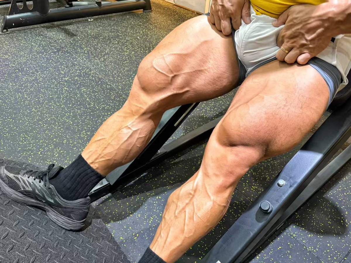 健身房里，内裤包裹着的原味大屌，有想吃的私信来吃！！！