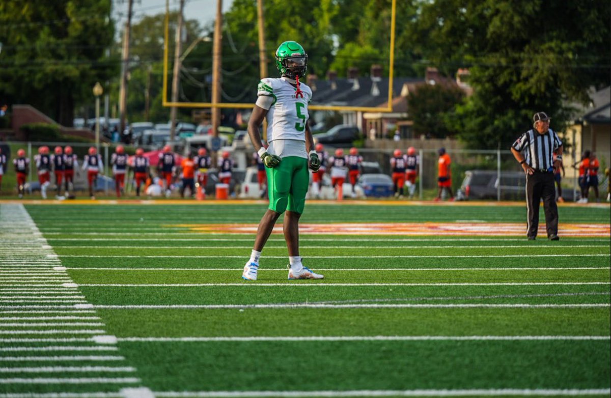 twanjjackson's tweet photo. Unfortunately the bolton game canceled so our season opener got pushed back until the 29th vs Christian Brothers #Spartans 💚 https://t.co/Z8oQKsdfgi