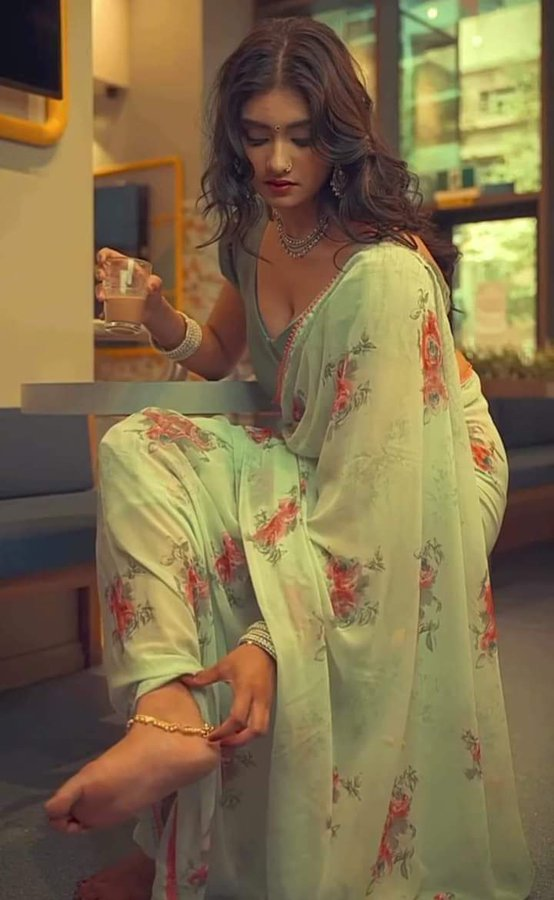 YourLustQueen's tweet photo. रात में पायल बहुत शोर करते है। https://t.co/z8RHkucIQz