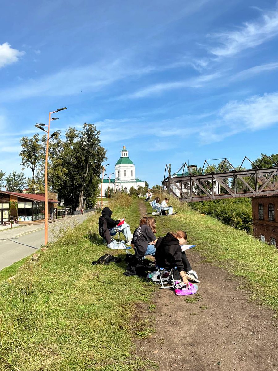 Сысерть — отличный город в часе езды от Екатеринбурга, который активно развивают местные. Фестиваль «Лето на заводе», кофейни, ТИЦ, набережные.