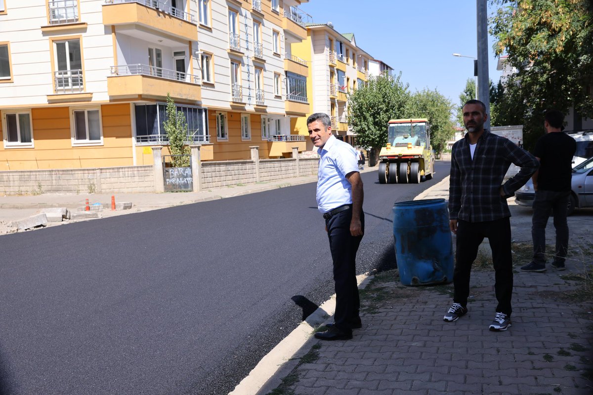 Kültür Mahallesi’nde devam eden BSK asfalt serim çalışmalarını yerinde inceledik, ekiplerimizden çalışmalar hakkında bilgi aldık. 🚧

Kendi asfalt plentimizde ürettiğimiz asfaltla;
✅ Yollarımızı adım adım yeniliyor
✅ Ulaşım ağlarımızı daha güvenli ve konforlu hale getiriyoruz.