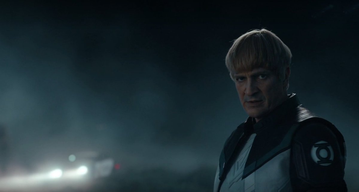 Схоже, що офіційно Ґанн викреслив Justice League зі свого всесвіту DC.

Супермен, Диво-Жінка, Флеш та Аквамен з кіновсесвіту DC з'явилялись у 1 сезоні МИРОТВОРЦЯ.

І ось напочатку 2 сезону, в рекапі, вони поміняли цей кадр та додали Justice Gang. Також змінили й інші згадки Ліги.