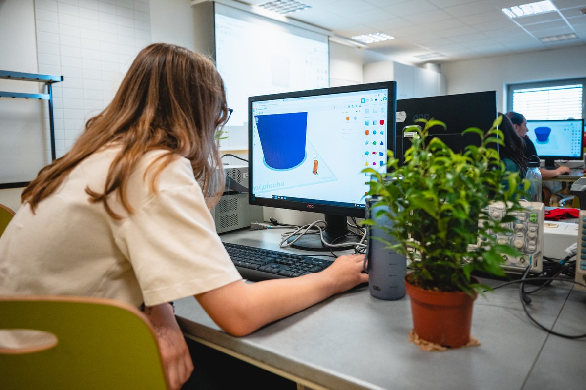fekt_vut's tweet photo. Na FEKT VUT proběhl 1. ročník letní školy Wellbeing rostlin 🌱✨ pro dívky 12–17 let. 3D tisk, elektronika, programování, botanika + inspirace z EG.D ⚡ a Honeywellu ✈️. Výsledkem byl chytrý květináč vlastní výroby 💡🌿.
👉 https://t.co/guU5xrOhU0
#FEKT #VUT #divkyvtechnice #STEM https://t.co/fxZ2jeN1TI