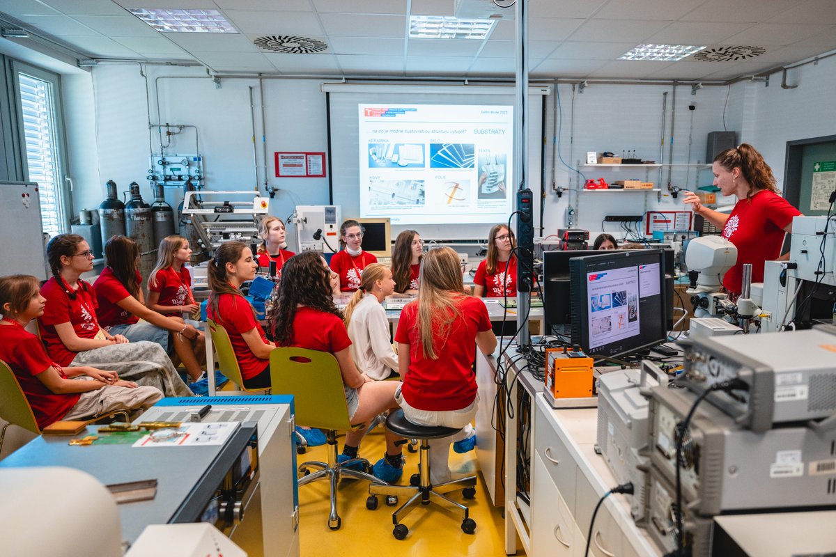fekt_vut's tweet photo. Na FEKT VUT proběhl 1. ročník letní školy Wellbeing rostlin 🌱✨ pro dívky 12–17 let. 3D tisk, elektronika, programování, botanika + inspirace z EG.D ⚡ a Honeywellu ✈️. Výsledkem byl chytrý květináč vlastní výroby 💡🌿.
👉 https://t.co/guU5xrOhU0
#FEKT #VUT #divkyvtechnice #STEM https://t.co/fxZ2jeN1TI