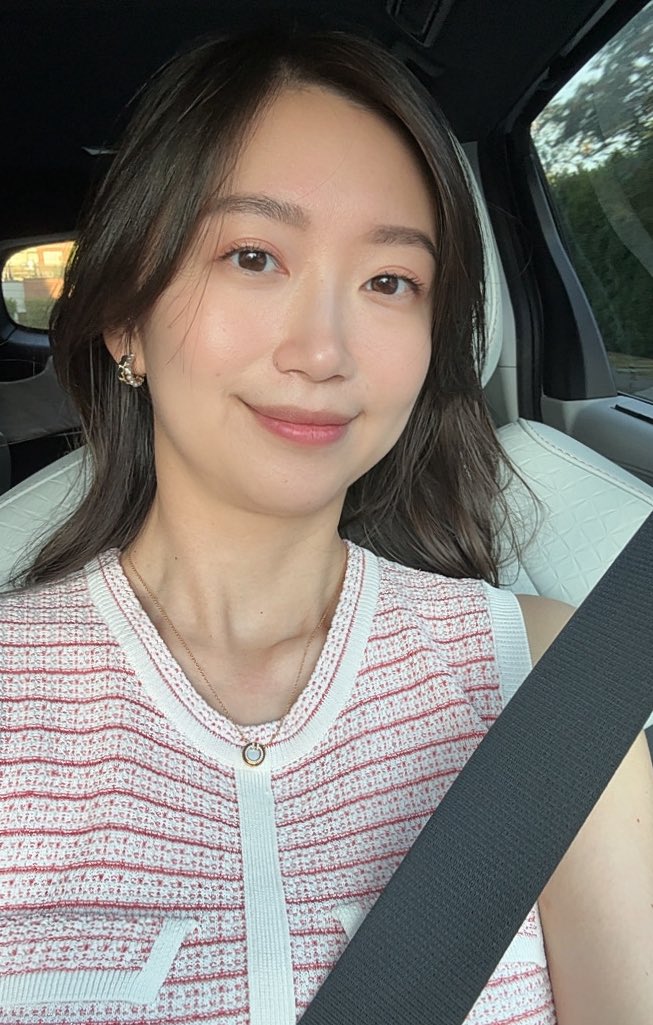 After a bad day: disagreement with management, emails lost to follow up, but I got to review a patient’s pain meds. I realized they speak Mandarin and I offered to counsel in Mandarin and their face instantly lit up! Direct patient care can make you feel so appreciated 🥰