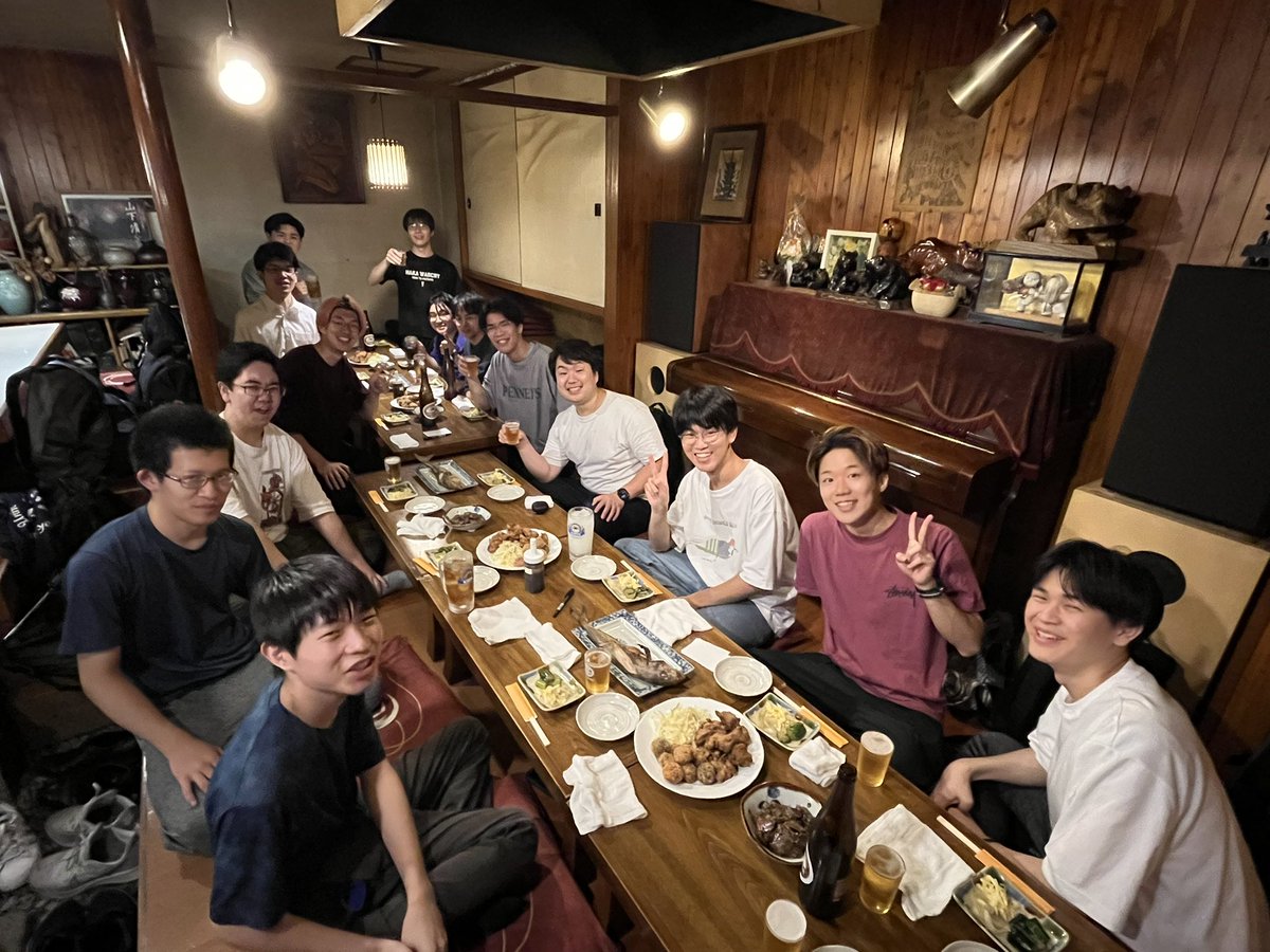 本日は合唱指揮者の山口雄人さんをお呼びしての団内講習会でした‼️

「Stars」「Geistesgruß」「君がため」を用いて、耳の使い方から指揮法まで様々なことを教えていただきました🔥
約7時間にも及ぶ長丁場でしたが、皆さんよく頑張りました👏👏

写真は講習会後の打ち上げの様子です📷