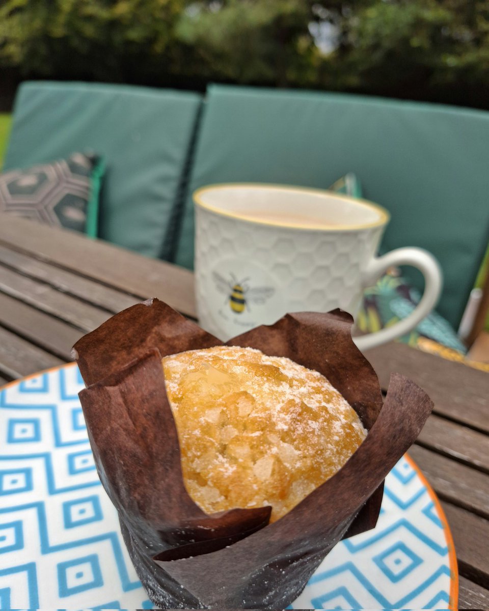 Coffee and cake time. Al fresco of course. 🌞