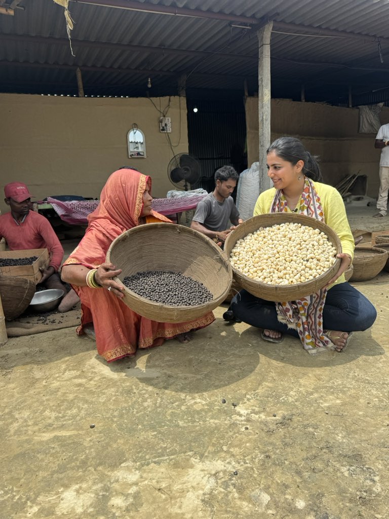पग पग पोखर माछ मखान
सरस बोल मुस्की मुख पान