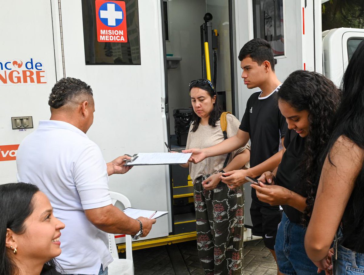 AlcaldiaDeCali's tweet image. #AEstaHora los ciudadanos se acercan a donar sangre en la jornada del Bulevar del Río para ayudar a las víctimas del atentado 🙌
Extendemos la invitación a todos los caleños a que se acerquen y demuestren la unión de nuestra ciudad 💛