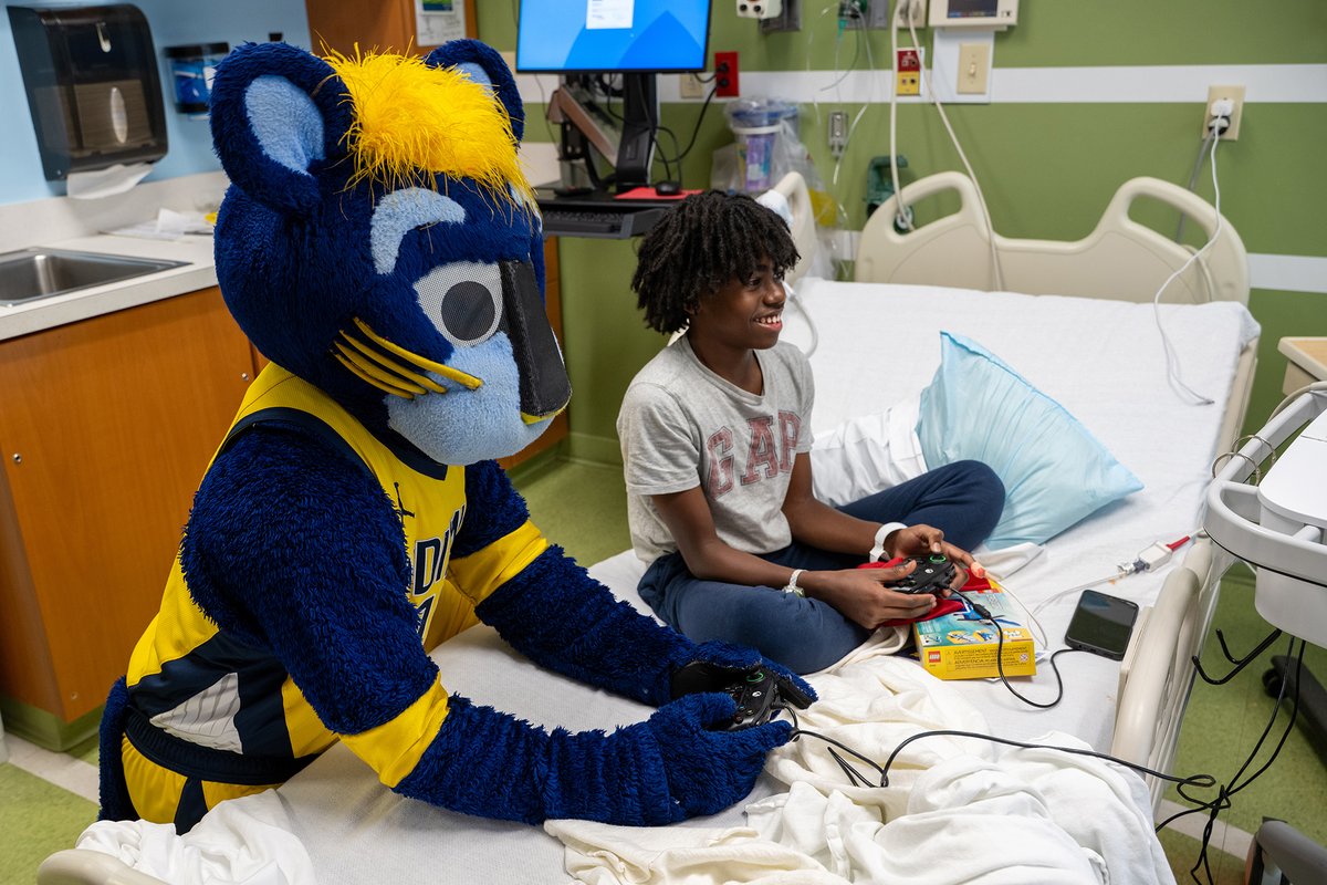 HeroesFndtn's tweet photo. Yes βCers π Thank you to the incredible donors & volunteers who joined the @HeroesFndtn #TeamJOEY Program last week at @PeytonChildrens! @AmericanHWgroup @Pacers @HotBoxPizza
#PIFF #PayItForwardFriday #beatcancer #UnitingINAgainstCancer #YesCers #Pacers #indianapacers https://t.co/I9GHM8V9ef