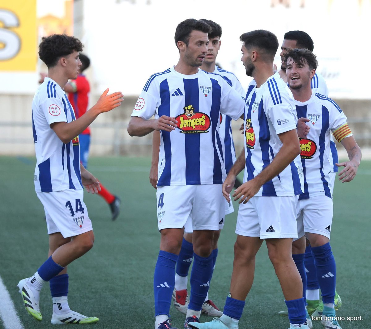 🫂Qué bonita sensación la de celebrar un gol del Ejea en Luchán…😍

¡Mañana nos volvemos a encontrar afición!💙

#EstoesLuchán💙