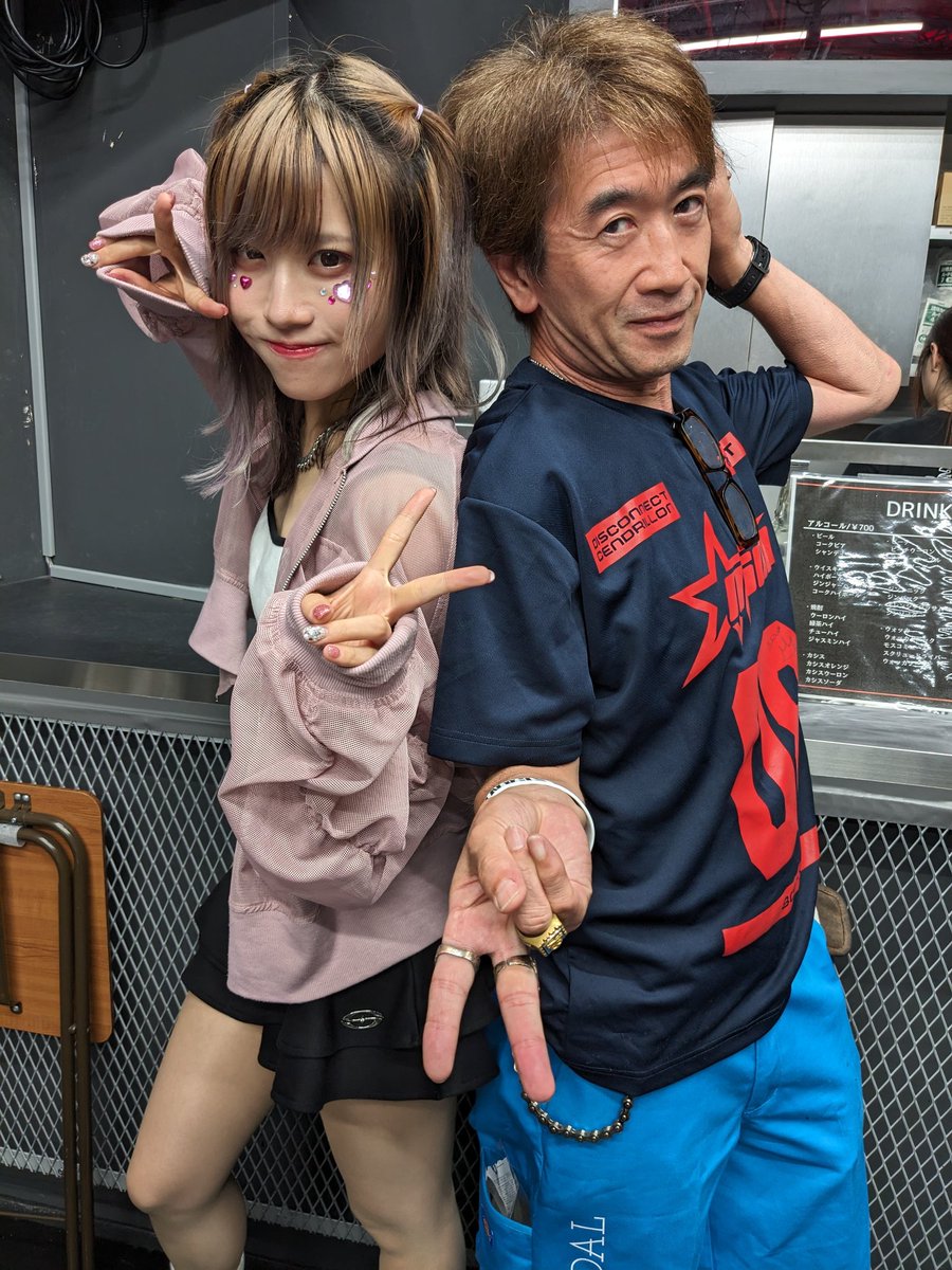 Tack_Timo_Be's tweet photo. ギャンデミを挟んで大トリ
京都の歌姫、#MiNO ちゃん率いる
#ディスコネ
神崎さん、デビュー9周年おめでとうございます🎊🎉💐
#Re_roll 後期からしか知らんけれど、今が一番輝いているんじゃね🤔
昨夜の大阪も良かっんだけれど、1日で更新してきた👍️
最高のツアファイ、ザキスト感謝祭をありがとう🙌 https://t.co/rX5dlVOyct