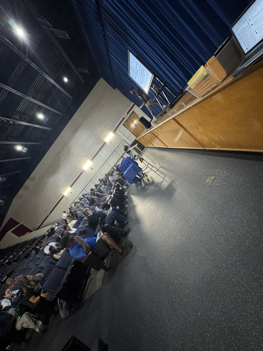 MzLCarter1's tweet image. Friday morning mock teaching lessons to get ramped of for our first day of school! We are Anchored in Excellence here at @WestoverHS @DrVernonLowery #Wolverine #PracticeMakesPerfect