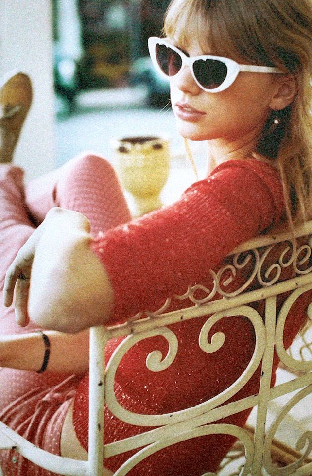 yslswift's tweet photo. So there’s this album photoshoot that’s a masterpiece https://t.co/8fuJXXd33N
