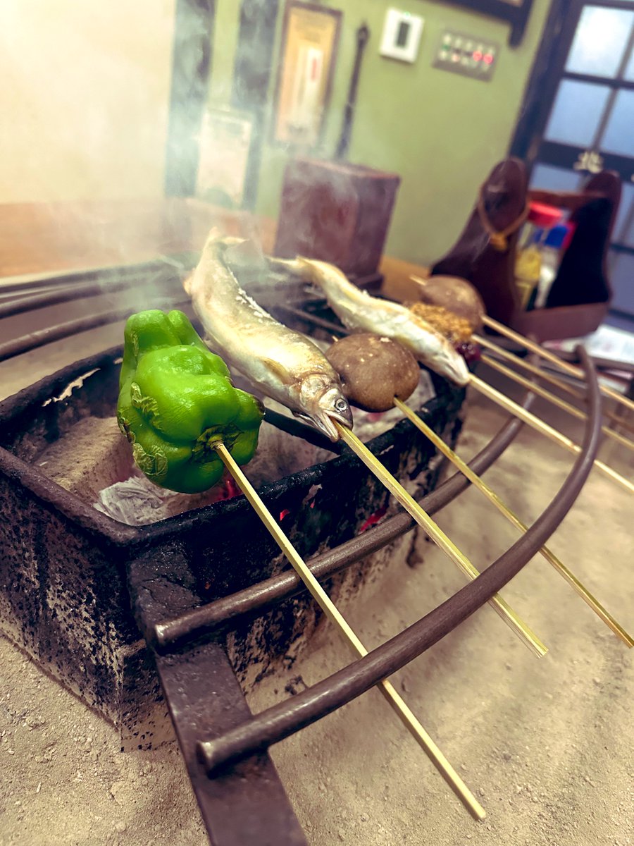 食材が流れてくる不思議なお店🚢
鮎も鯛も鯨もめちゃ美味しっ！！

カエル肉の串もあったから
次行ったら食べてみよう🐸

#ひな鳥山