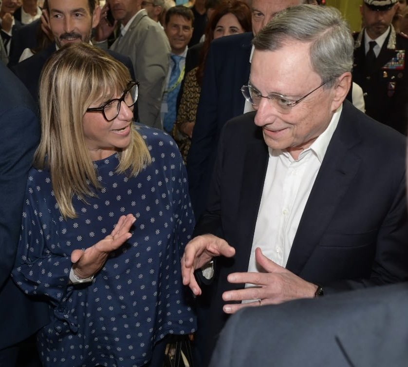 L’incontro molto cordiale al #Meeting 2025 di CL tra la Segretaria Generale della Cisl #DanielaFumarola e l’ex Presidente del Consiglio, Mario Draghi che interviene oggi nel pomeriggio a Rimini.