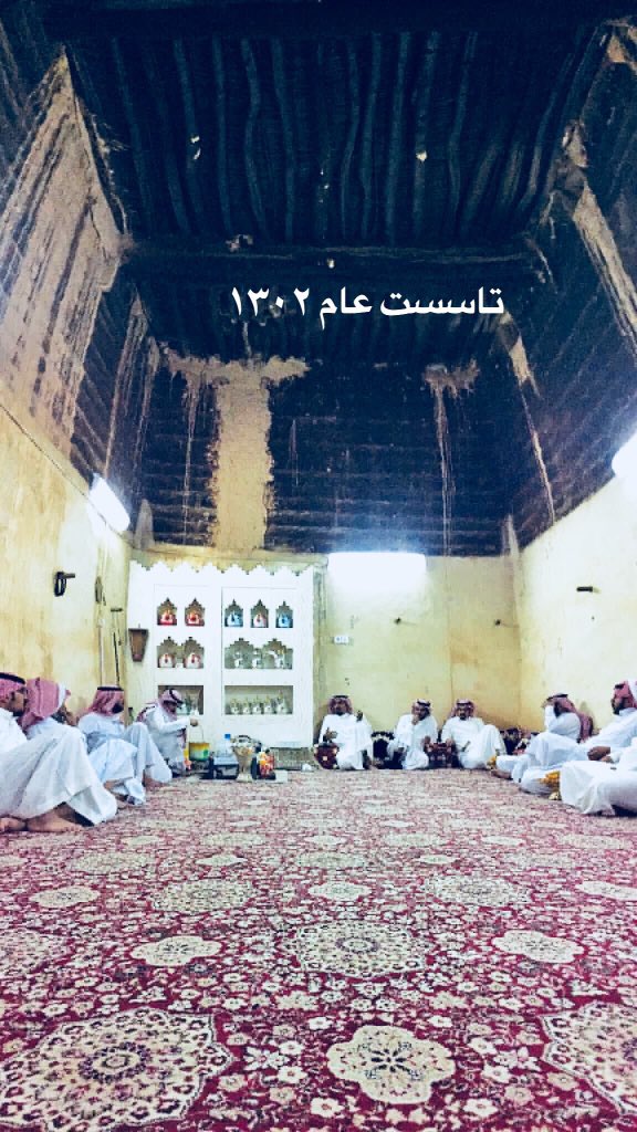 باب ما جاء في الألقاب :::

العلم الكريم ناصر بن عبدالله الفيصل التميمي ؛الملقب بـ(ولد الضحيك) ؛ أحد أعلام الكرم في منطقة حائل ومن رجالاتها البارزين. وقد اشتهر بهذا اللقب لأن الابتسامة لم تفارق مُحيّا والده عبدالله الفيصل ؛ ولا تفارق محيّاه هو أيضا ؛ حتى باتت رمزا للكرم والسماحة