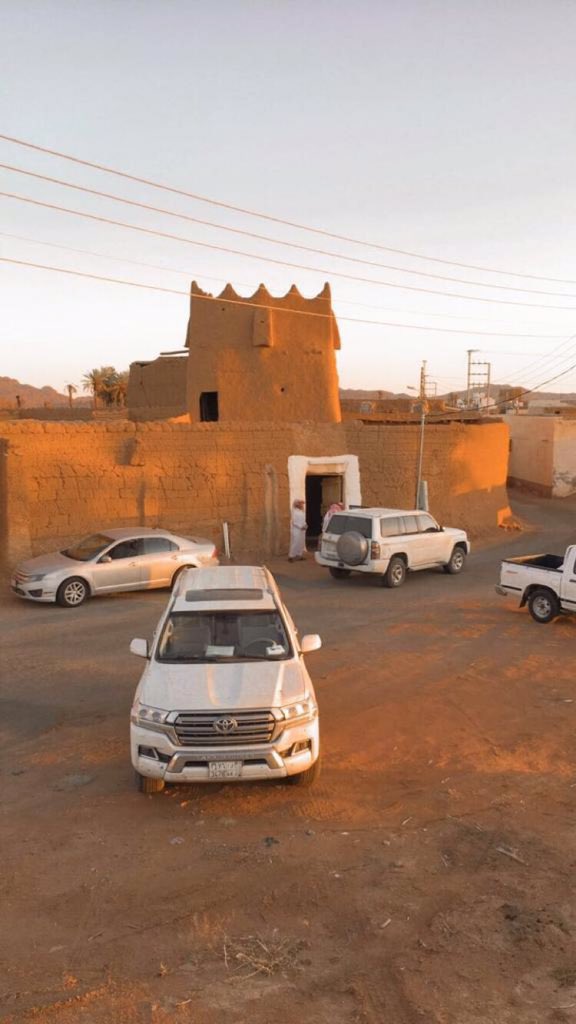 SAHAB_l1's tweet photo. باب ما جاء في الألقاب :::

العلم الكريم ناصر بن عبدالله الفيصل التميمي ؛الملقب بـ(ولد الضحيك) ؛ أحد أعلام الكرم في منطقة حائل ومن رجالاتها البارزين. وقد اشتهر بهذا اللقب لأن الابتسامة لم تفارق مُحيّا والده عبدالله الفيصل ؛ ولا تفارق محيّاه هو أيضا ؛ حتى باتت رمزا للكرم والسماحة في استقبال الضيوف. تولى إمارة السبعان بمنطقة حائل بأمر من الملك عبدالعزيز – طيب الله ثراه – فكان أهلاً لها بما عُرف عنه من عدل وحنكة وكرم وخلق رفيع.

وسار أبناؤه على نهجه - رحمه الله - ومنهم الشهير حمد بن ناصر الفيصل الذي تولى زعامة أهالي بدائع السبعان ؛ وكان صاحب وجاهة وكرم جمّ. وقد خاطبه الشاعر محمد الوهبي وهو على فراش المرض بهذه الأبيات الصادقة:
مني لابو ناصر تحية وتقدير
وأزكى سلام للأمير السنافي
                    **
                    **
قل له إليا منك لفيته على خير
قل يا حمد قل يا زبون الضعافي
                    **
                    **
يزول باسك ما ترى باس يا مير
يزول عنك الباس جعله عوافي

وللفيصل قصر عامر في قرية السبعان ؛ تقام فيه الضيافة على نهج جدهم ناصر الفيصل ؛ ولا تزال القهوة قائمة متماسكة حتى اليوم ؛ يرتادها الضيوف والخطّار شاهدة على سيرة كريمة وذكر عاطر.

النبذة التعريفية كتبها الفقير إلى الله (سحاب SAHAB_L1)

الصورة المرفقة (قهوة وقصر الفيصل في السبعان نقلتها من حساب @abufaisalaltami )