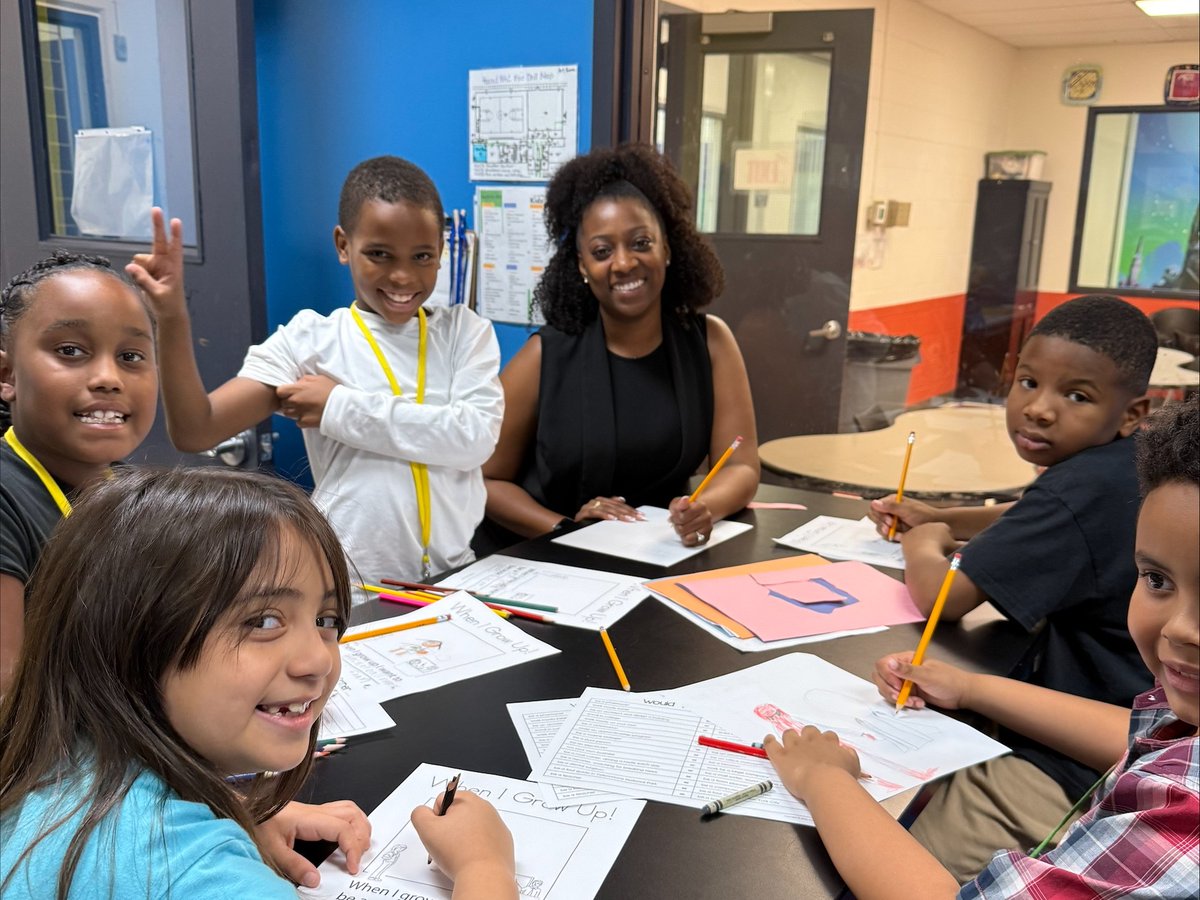 bgcghouston's tweet image. ✨ A big thank you to our amazing Young Professionals for volunteering their time this summer! From dodgeball games to creative art projects, our Club kids had a blast learning, playing, and making memories with you. 💙 

#GreatFutures #BGCGH #YoungProfessionals