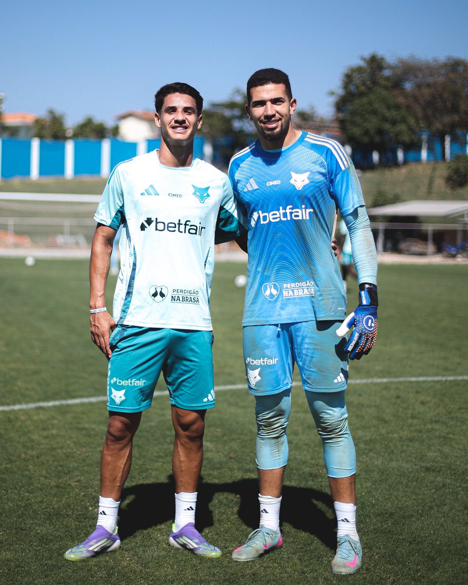 Cruzeiro 🦊 (@cruzeiro) on Twitter photo Os jovens atletas Léo Aragão e Murilo estenderam os contratos com o Cruzeiro! O vínculo do goleiro passa a valer até dezembro de 2027, enquanto o do volante até janeiro de 2029! 🦊🤝
📸 <a href="/gustavomjpeg/">Gustavo Martins</a> Os jovens atletas Léo Aragão e Murilo estenderam os contratos com o Cruzeiro! O vínculo do goleiro passa a valer até dezembro de 2027, enquanto o do volante até janeiro de 2029! 🦊🤝
📸 <a href="/gustavomjpeg/">Gustavo Martins</a>