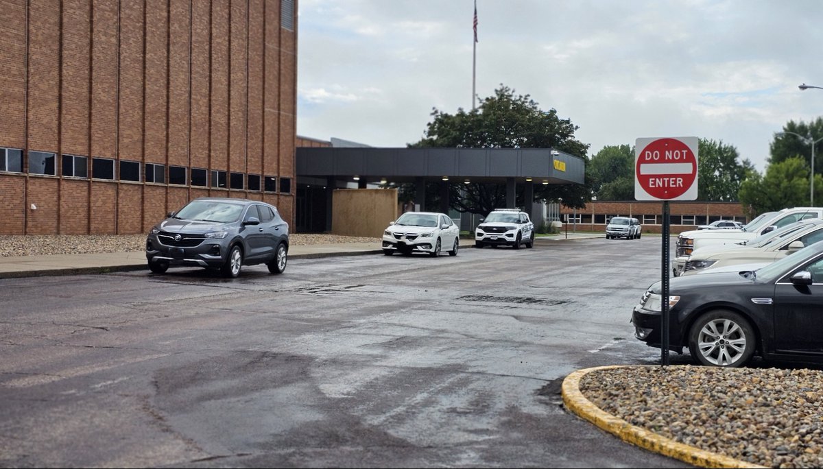 Watertown High School Locks Down After Hoax Weapon Threat 

zurl.co/7Gn6y

#KXLGNews #KXLGRadio991 #BreakingNews #LiveandLocal #LocalNews 
#news #WatertownSD #SouthDakota #WHS