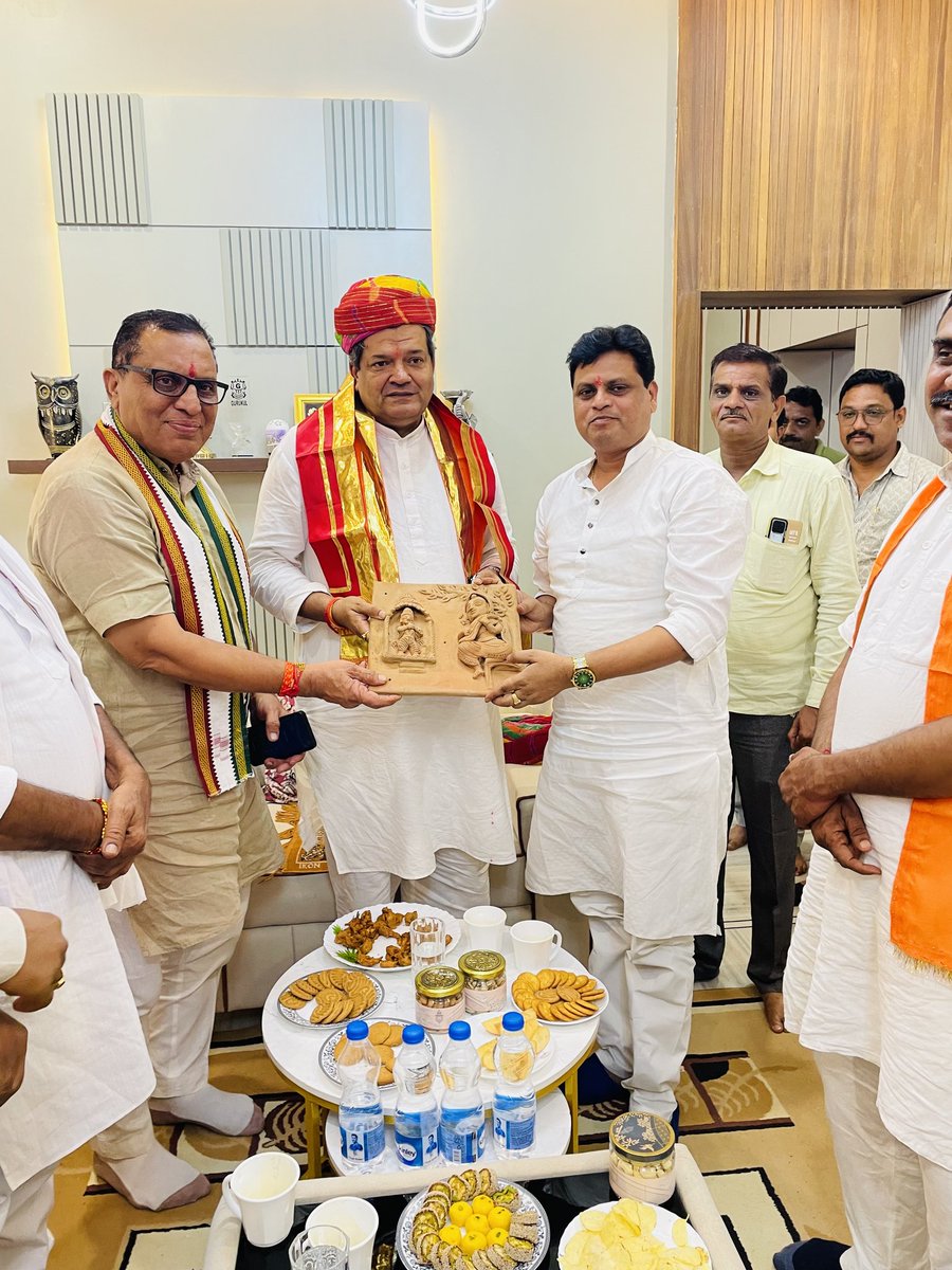 Sushil Katara (Modi Ka Parivar) (@sushilkatara84) on Twitter photo राजस्थान सरकार के कैबिनेट( खाद्य एवं आपूर्ति) मंत्री श्रीमान <a href="/SUMITGODARA73/">SUBMIT GODARA (मोदी का परिवार)</a> जी का आज डूंगरपुर निवास पर स्वागत एवं अभिनन्दन किया
#सुस्वागतम🙏
#हार्दिक_अभिनंदन राजस्थान सरकार के कैबिनेट( खाद्य एवं आपूर्ति) मंत्री श्रीमान <a href="/SUMITGODARA73/">SUBMIT GODARA (मोदी का परिवार)</a> जी का आज डूंगरपुर निवास पर स्वागत एवं अभिनन्दन किया
#सुस्वागतम🙏
#हार्दिक_अभिनंदन