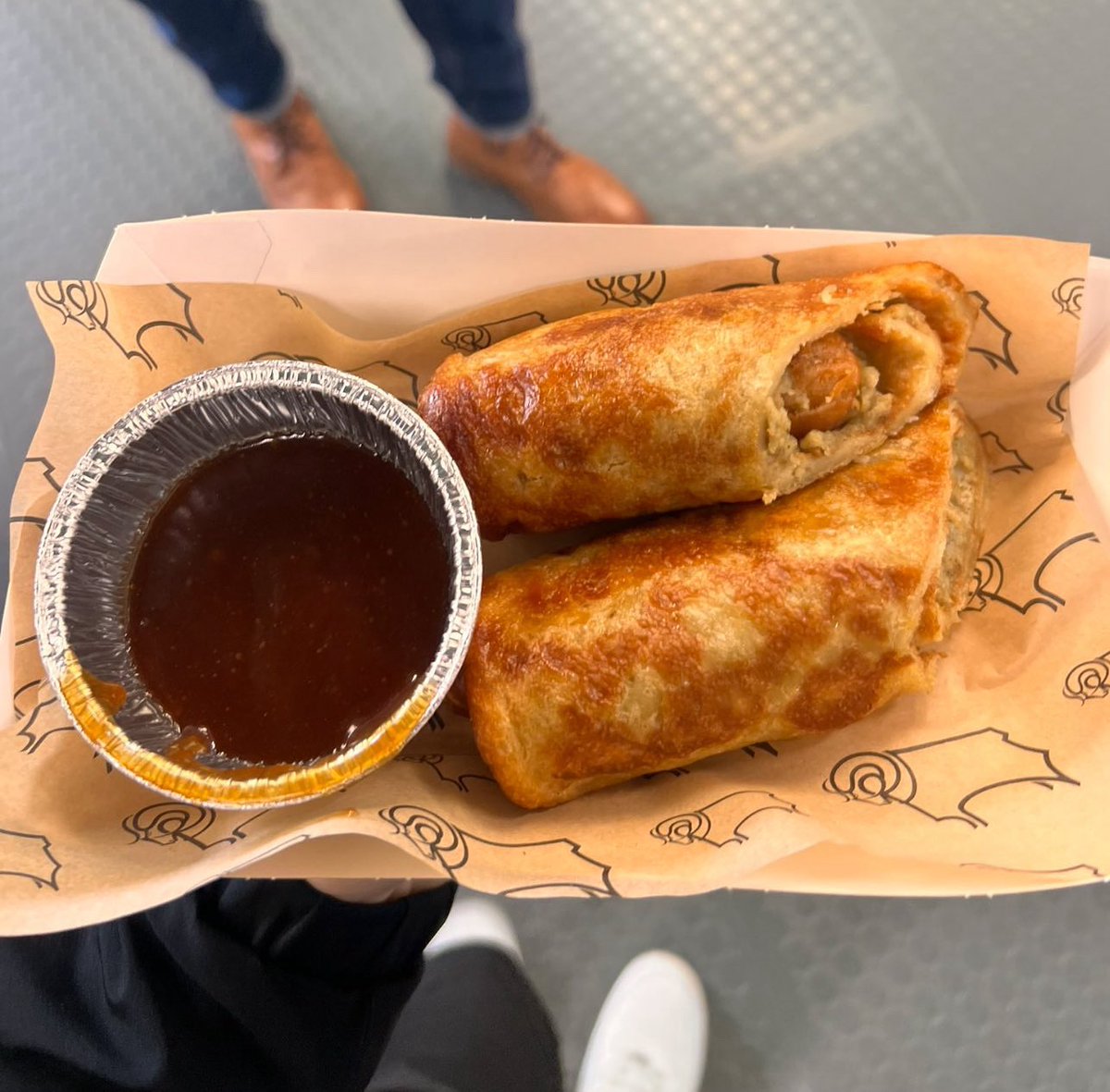 Sausages wrapped in a giant Yorkshire pudding with a gravy pot at Derby County <a href="/dcfcofficial/">Derby County</a> 

💷 £5 ⚽️