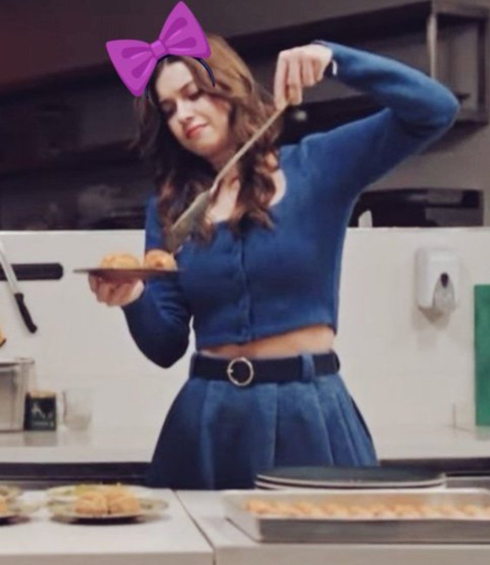 Bassma5151's tweet photo. اكيد هيعلمها طريقة المعجنات 💁🏻♀️
#AfraSaraçoğlu #furkanandıç
#Pera #PerAd https://t.co/xzt6iHZjyA