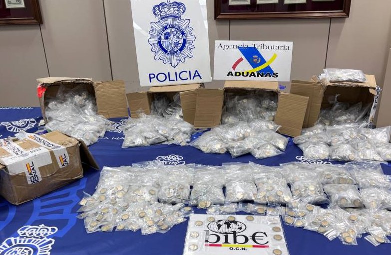 policia's tweet image. 🚩La Brigada de Investigación del #BancodeEspaña (BIBE) de la @policia junto a Vigilancia Aduanera de la Agencia Tributaria ha participado en una macrooperación liderada por @Europol  👮‍♂️🌍

❌ Se frenó la distribución de +66 millones 💶 en billetes y monedas falsos

🚔 18 países…