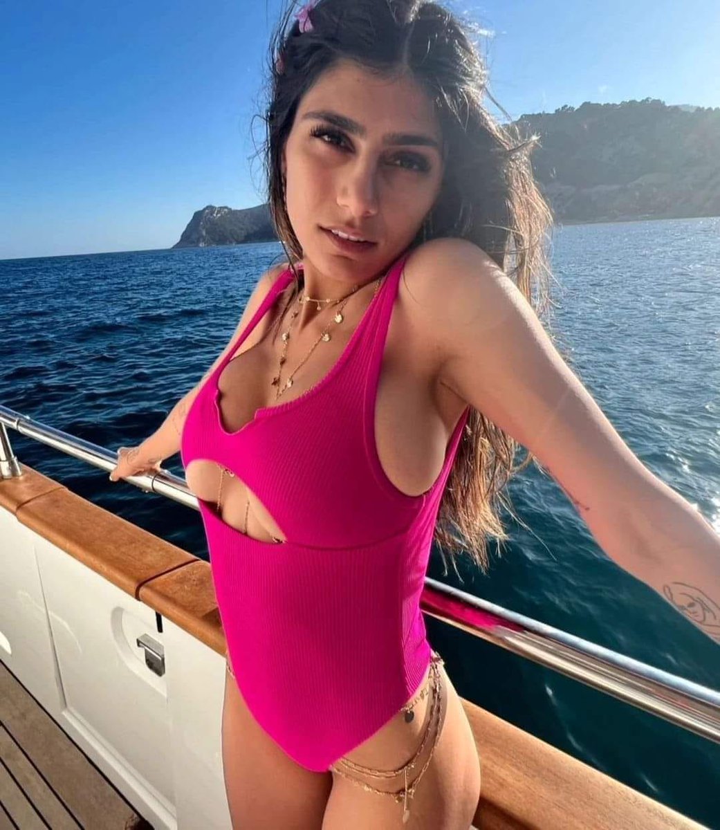 أختك طالعة مصيف ومفهماك إن كله بنات ، وهي في الحقيقة طالعة مع صحابها الولاد اللي بياخدوها في وسط البحر ينيكوا فيها ويتمتعوا بلحمها الجامد ، وعاملينها الشرموطة بتاعتهم 

ريتويت لو أختك كدا يا معرص