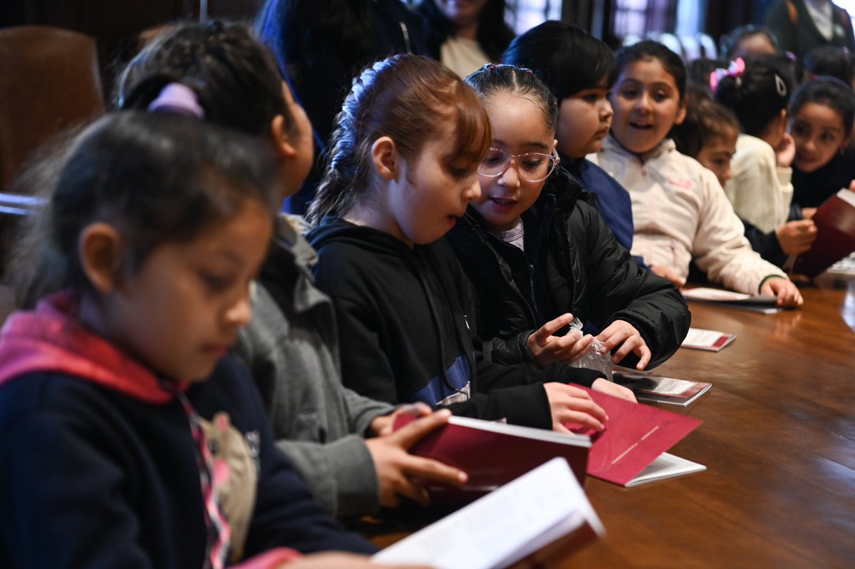 ¡Despedimos la semana con visitas! 👋🏻📚👧🏻

El ministro de Gobierno, Seguridad y Culto, Marcelo Barbur, recibió en #CasaDeGobierno a 27 alumnos del Jardín de Infantes "Los Gauchitos” y a 31 alumnos de segundo grado la Escuela N° 972 “Profesor Juan Octavio Gauna” de Forres 📍