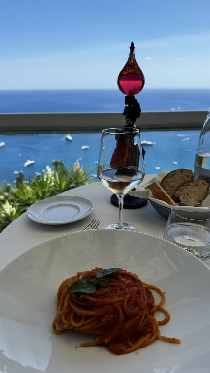 Hay veces que lo único que necesitas es un vinito, un spaguetti pomodoro y esta vista.

Buenas tardes, buenos días.