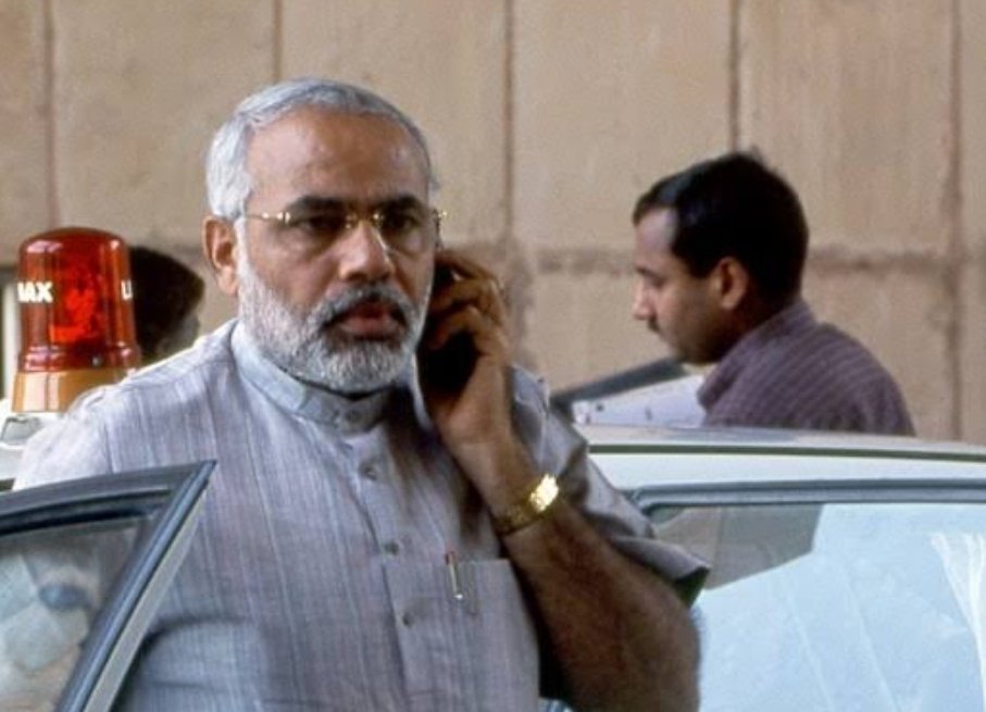 इनसे बढ़िया CM का पेरफॉर्मांस किसी का रहा है क्या.?? कोई दँगा फसाद..?? कोई ब्राह्मण हिंसा वगेरा (क्योंकि CM दलित )...?? 

दूसरी तस्वीर वाले चचा (हिंदू ) ने मुसलमानो को खूब सताया अपने शासन मे, हिंदू भी जले! 

तो ये आदमी PM के कुर्सी मे कैसे बैठने लायक? 

जिसका मेरिट उसे बैठाओ..!!