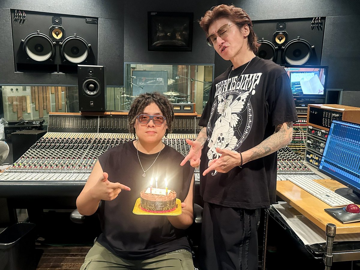 そして今日はSUGIZOさんと某レコーディングをしてました
録り終えた後にサプライズで誕生日をお祝いしてもらいました

ありがとうございます🖖