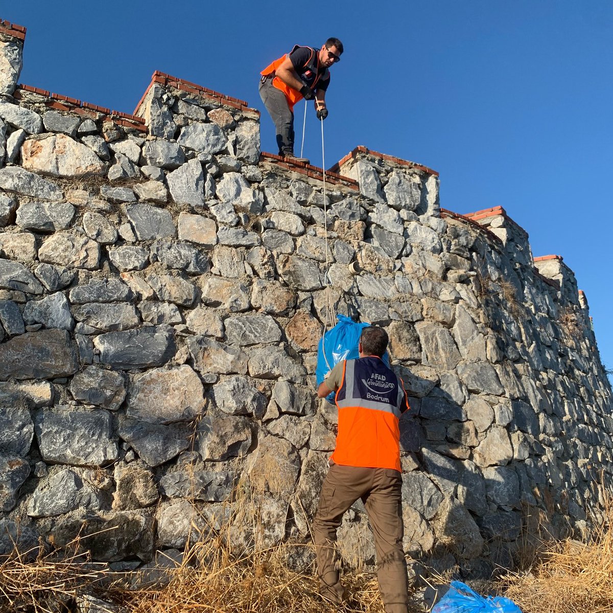 İlimizin eşsiz doğal güzelliklerini korumak, gelecek nesillere daha temiz ve yaşanabilir bir çevre bırakmak hepimizin ortak sorumluluğudur. 

Bodrum Kaymakamlığımız himayesinde Temizle, Yaşat, Nefes Al projesi kapsamında Güvercinlik seyir terası ve civarındaki arazide bulunan