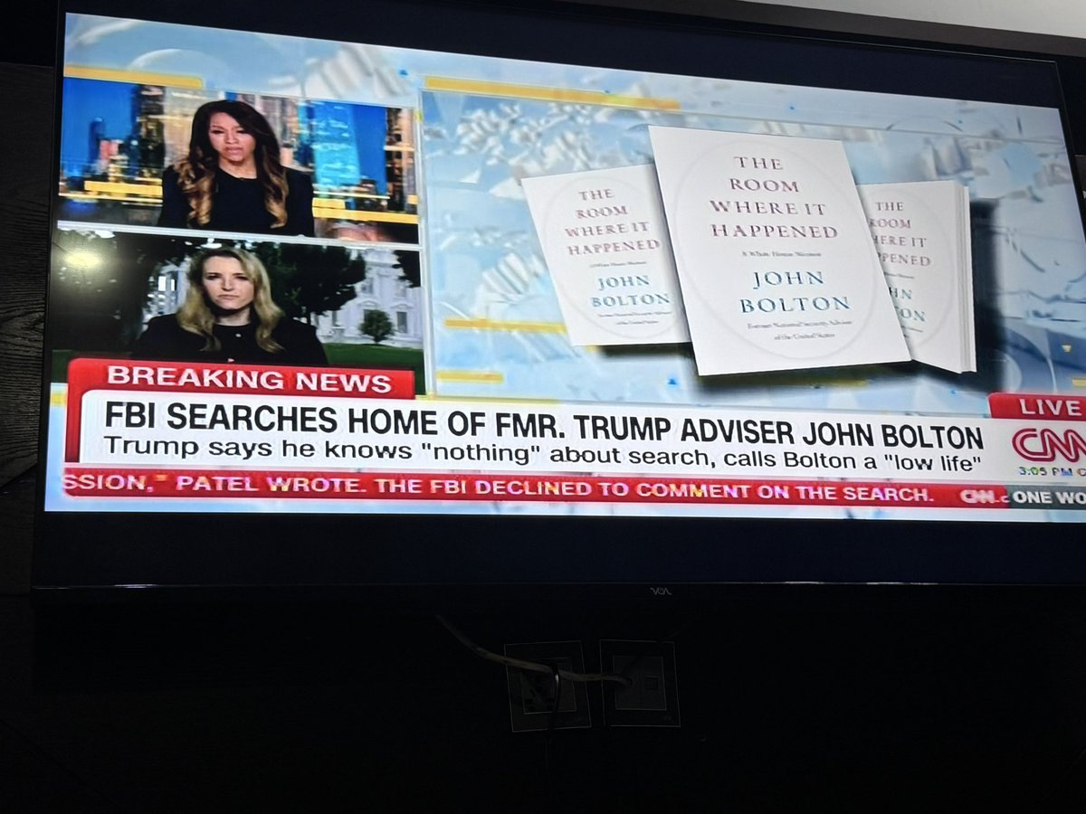امریکی تفتیشی ادارے FBI نے صدر ٹرمپ کے سابق مشیر John بولٹن کے گھر پر جھاپہ مارا اور گھر کی تلاشی لی۔ FBIکو شبہ ہے کہ Bolton کی کتاب The room where it Happened میں کلاسیفائیڈ معلومات شائع کی گئی ہیں۔ ٹرمپ پہلے ہی کہہ چکے ہیں بولٹن کو خفیہ معلومات افشا کرنے پر جیل میں ہونا چاہئیے۔