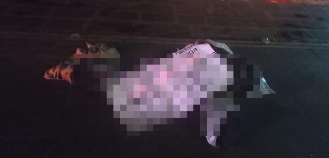 #EddiiyReporta ll Así amanecemos en Puebla.
En pleno Centro Histórico en la madrugada fueron abandonados dos cuerpos emplayados con un narco mensaje a unos metros del #Mercado5deMayo.

El mensaje hallado  advierte una “limpia” contra extorsionadores del Fede, líder de Fuerza 2000