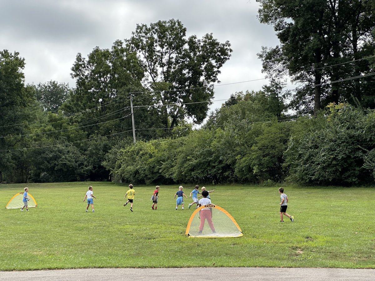 WoHillsHawkeyes's tweet photo. Enjoying some recess fun with friends as we end our first full week of school! #itsWorthit https://t.co/wy4KBNSr4k