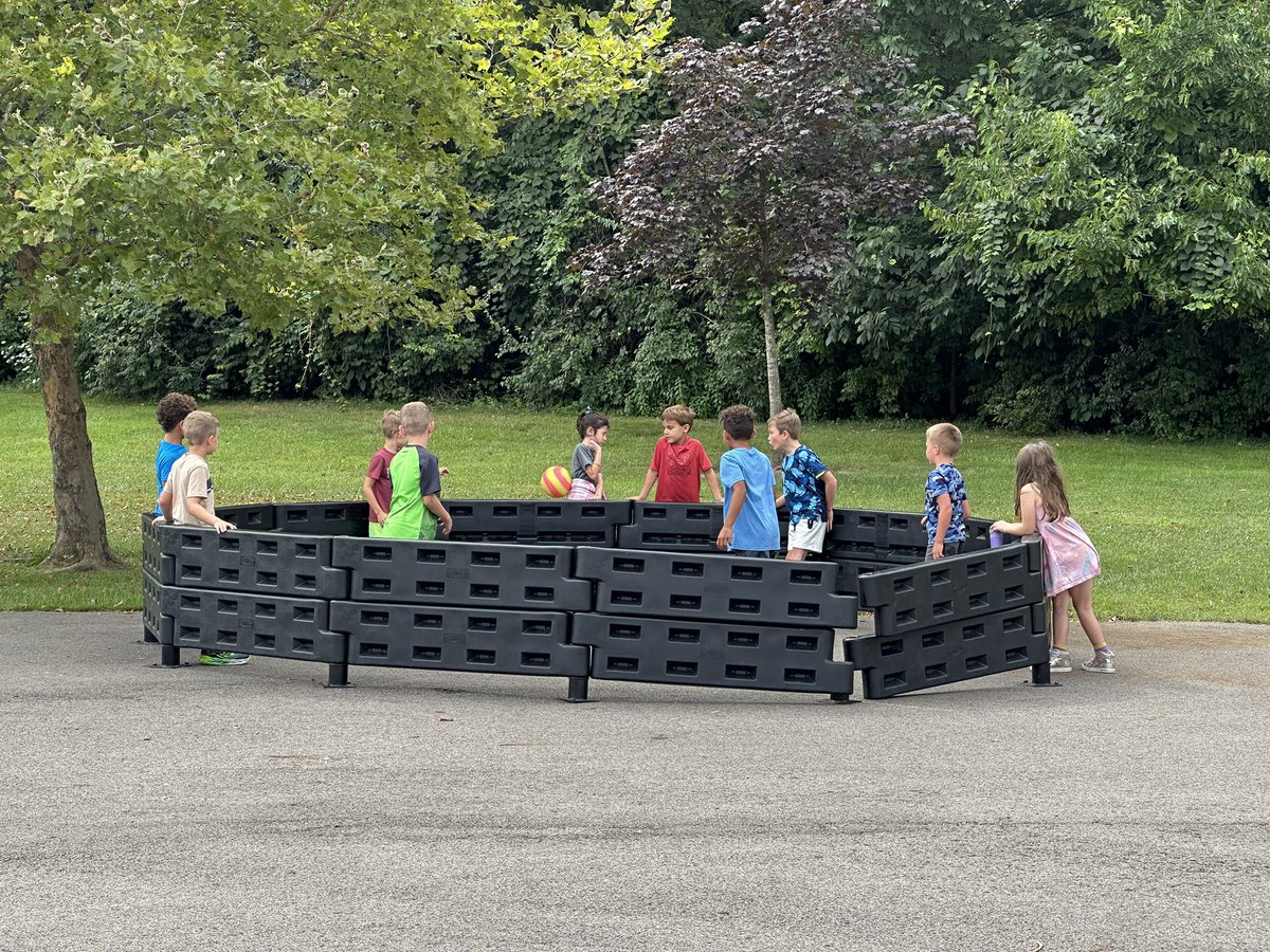 WoHillsHawkeyes's tweet photo. Enjoying some recess fun with friends as we end our first full week of school! #itsWorthit https://t.co/wy4KBNSr4k