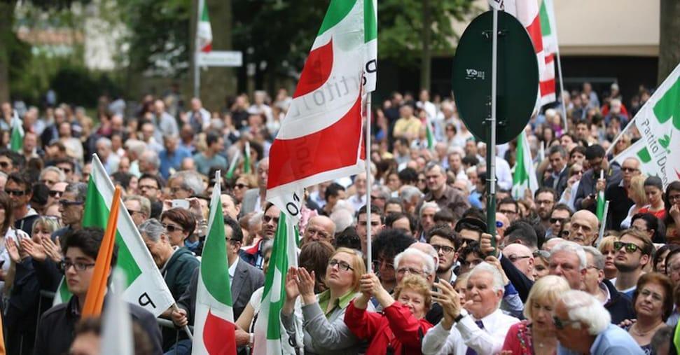 Parlamento chiuso, la politica riparte in piazza tra feste e kermesse ilsole24ore.com/art/parlamento…