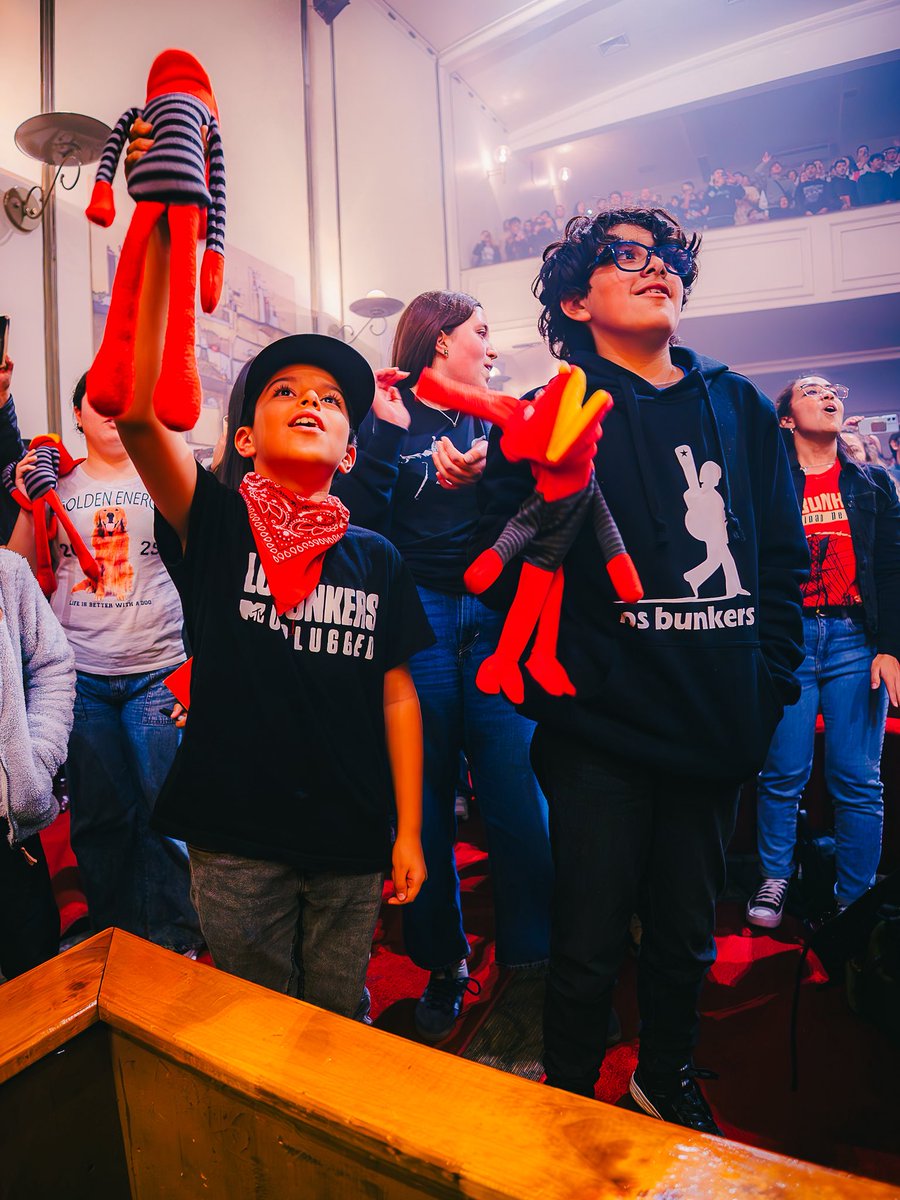 En más de 60 shows de la #GiraAcústica ha aparecido un amiguito que llegó para quedarse. Juan Carlos Bodoque ❤️ lo da todo en cada show cantando “Una nube cuelga sobre mi”, con Álvaro y cientos de niños y niñas que corean junto a él 🎶

#31Minutos #LosBunkers