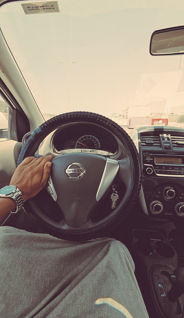 يصير الزعل بين الاصحاب
                  ويصير العتب والملامة
إلا القدر مايوم غاب 
                     وكل حد له مقامه
حتى الموت عندها اسباب 
                          للي تحودد أيامه
والاحباب يبقوا احباب 
                حتى وهم في خصامة...