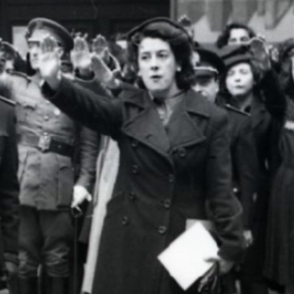 Hermann, tu papá era un nazi con carnet, tu mamá delegada de la Sección Femenina y he leído que tus abuelos eran primos. ¿Seguro que quieres hablar de parejas siniestras?